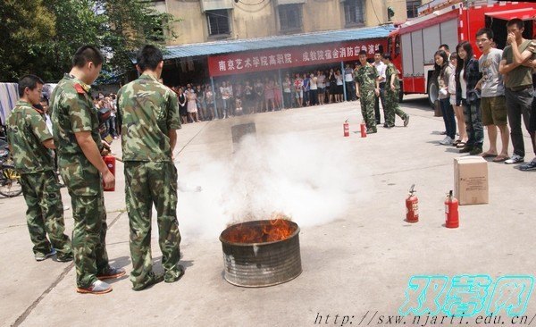 高职院、成教院千人消防应急演练为学生安全