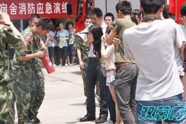 高职院、成教院千人消防应急演练为学生安全