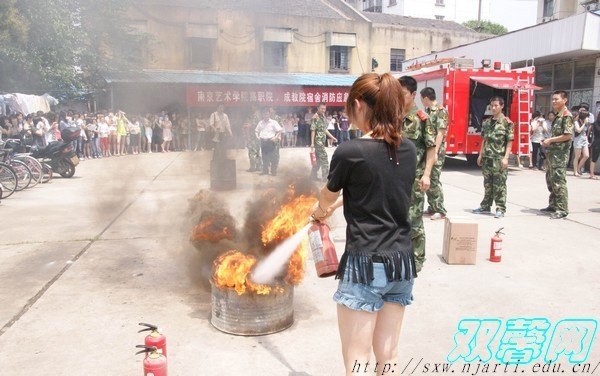 高职院、成教院千人消防应急演练为学生安全
