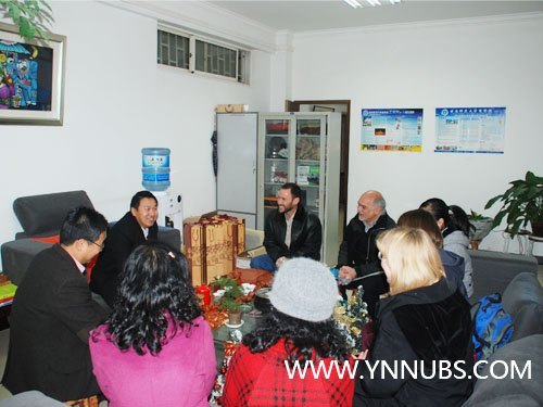 王昆来院长代表学院为云南师范大学商学院外教“贺圣诞、送温暖”