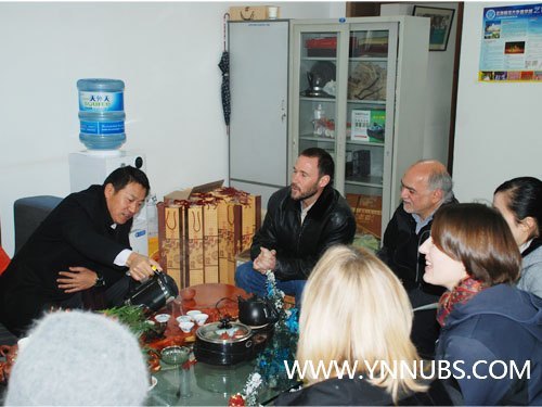 王昆来院长代表学院为云南师范大学商学院外教“贺圣诞、送温暖”