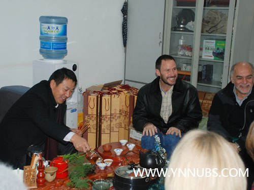 王昆来院长代表学院为云南师范大学商学院外教“贺圣诞、送温暖”