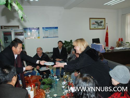 王昆来院长代表学院为云南师范大学商学院外教“贺圣诞、送温暖”