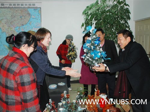 王昆来院长代表学院为云南师范大学商学院外教“贺圣诞、送温暖”