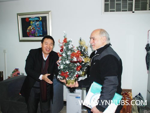 王昆来院长代表学院为云南师范大学商学院外教“贺圣诞、送温暖”