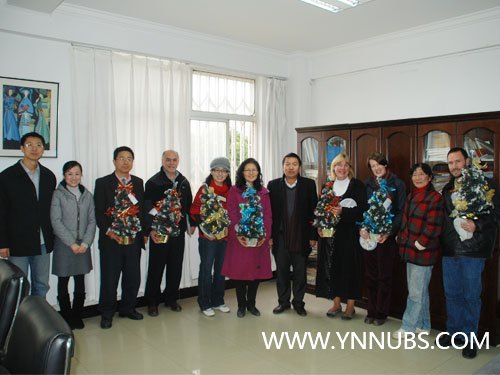 王昆来院长代表学院为云南师范大学商学院外教“贺圣诞、送温暖”