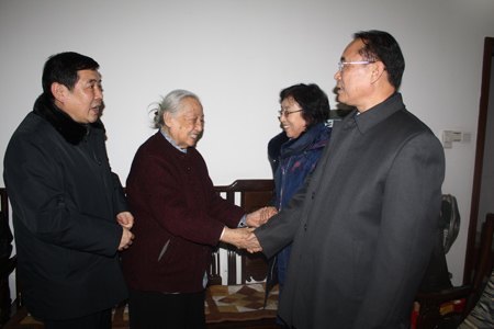 省政协党组副书记许云昭慰问黄培云院士家属