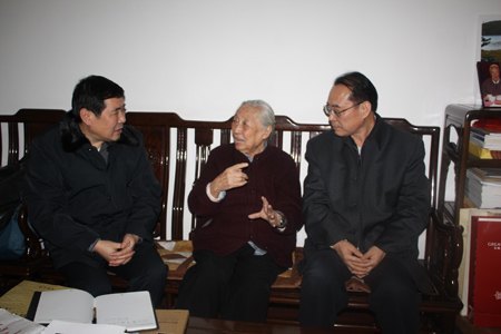 省政协党组副书记许云昭慰问黄培云院士家属