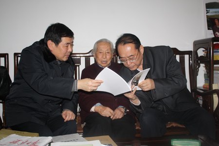 省政协党组副书记许云昭慰问黄培云院士家属