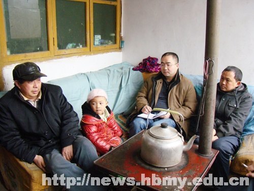 湖北民族学院“三万”活动工作组慰问驻点村困难群众