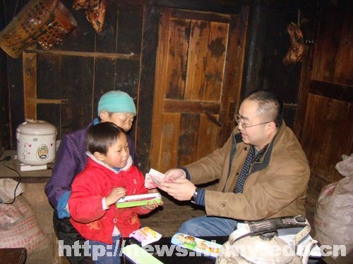 湖北民族学院“三万”活动工作组慰问驻点村困难群众