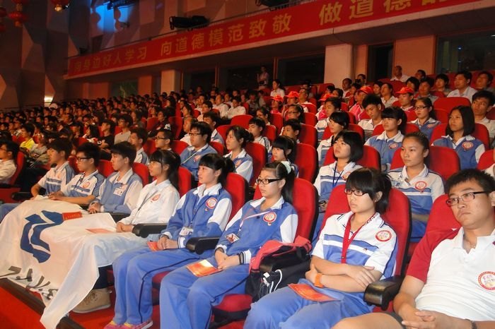 全国道德模范与身边好人现场交流活动在广东珠海举行