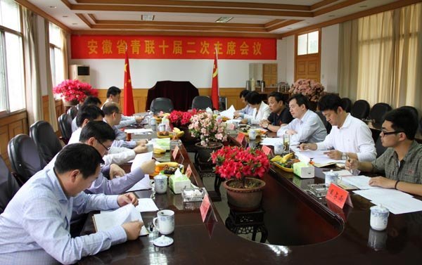 安徽省青联主席汪华东一行来皖西学院考察调研