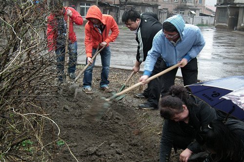 各系相继开展“我爱我家”城建成果保护青年志愿者活动