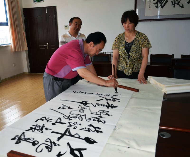 烟台大学文经学院聘请书法家舒荣先为客座教授