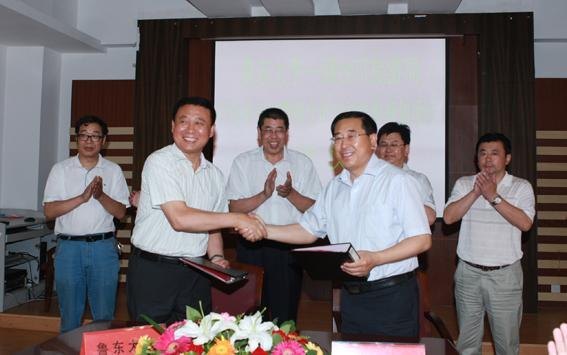 学校与烟台市旅游局举行产学研合作暨烟台市乡村旅游规划项目签约仪式