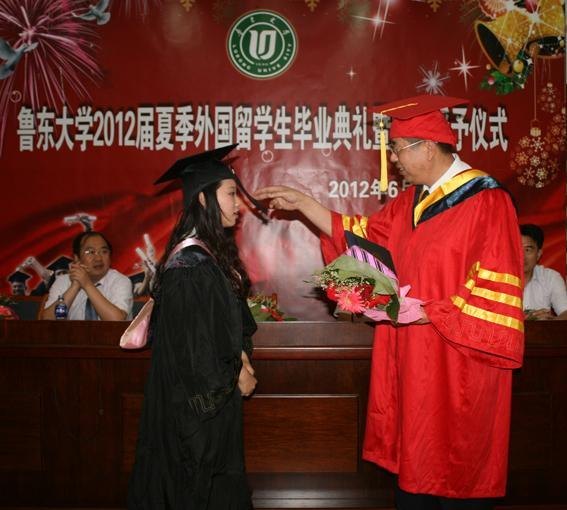 鲁东大学举行2012届(夏季)外国留学生毕业典礼