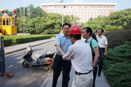 张尧学校长亲切慰问暑假坚守岗位的教职员工