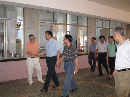 张尧学校长亲切慰问暑假坚守岗位的教职员工