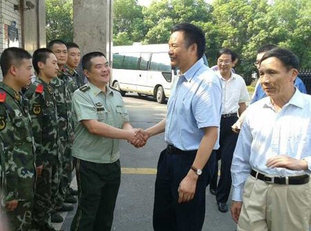 张尧学校长亲切慰问暑假坚守岗位的教职员工