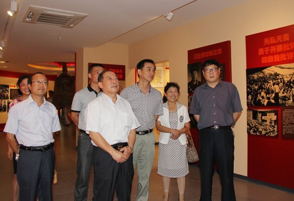 ѧԺ֯Աɲμӵʾչ