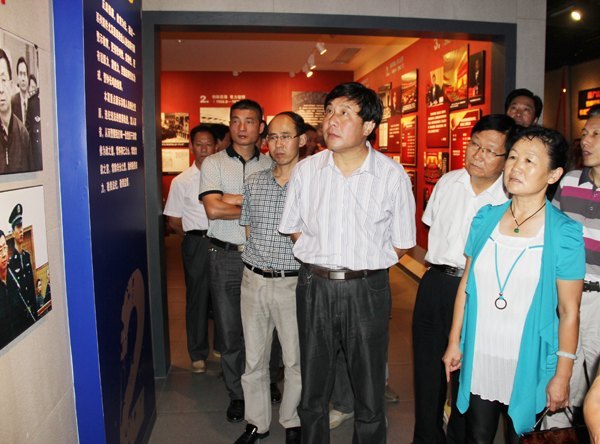 ѧԺ֯Աɲμӵʾչ