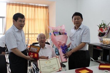 金展鹏院士荣获“全国创先争优优秀共产党员”称号