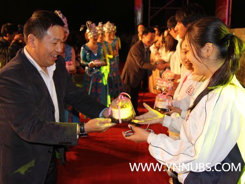 梦圆金秋,共度今宵--商学院举行迎新晚会喜迎2012学子