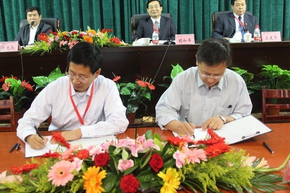 东华大学与新疆大学签署2012-2013年度对口支援协议