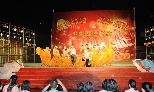 【丰湖党旗红】音乐系师生雨中邀月共舞情满戒毒所