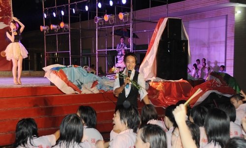 【丰湖党旗红】音乐系师生雨中邀月共舞情满戒毒所