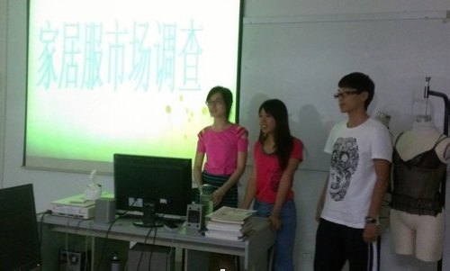 服装系内衣教学改革进行首次研讨式学习