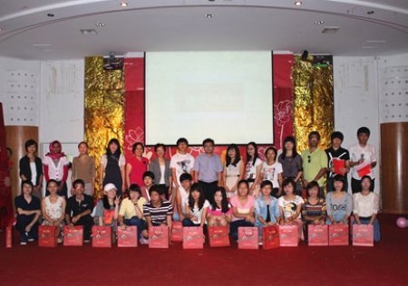 留学生中秋联欢会:共赏一轮月同唱一首歌