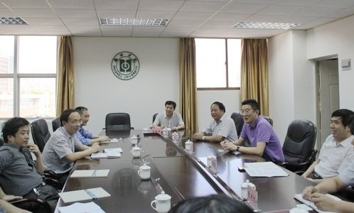 董卿老公黄辉照片_董卿的老公黄辉简历_黄辉