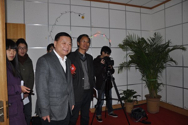 辛丕宏到潍坊学院广播台视察工作