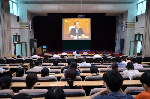 广西师范学院组织收看全区“美丽广西 清洁乡村”活动电视动员大会