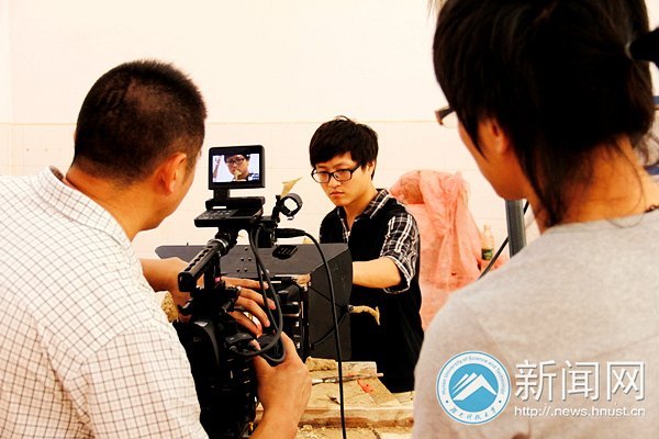 央视新闻记者来湖南科技大学采访“眼癌”学生赖庆林