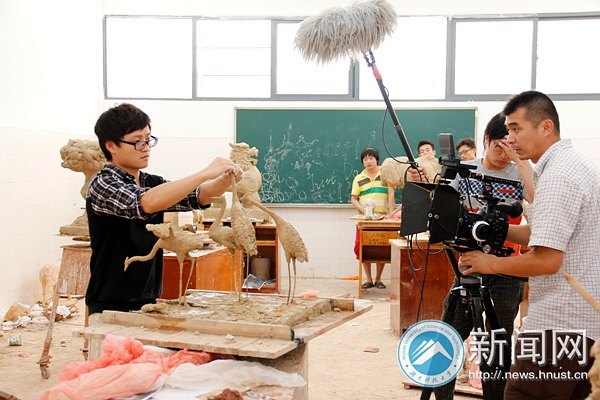 央视新闻记者来湖南科技大学采访“眼癌”学生赖庆林