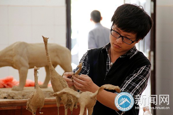 央视新闻记者来湖南科技大学采访“眼癌”学生赖庆林