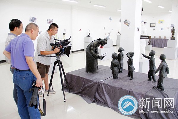 央视新闻记者来湖南科技大学采访“眼癌”学生赖庆林