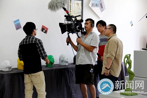 央视新闻记者来湖南科技大学采访“眼癌”学生赖庆林