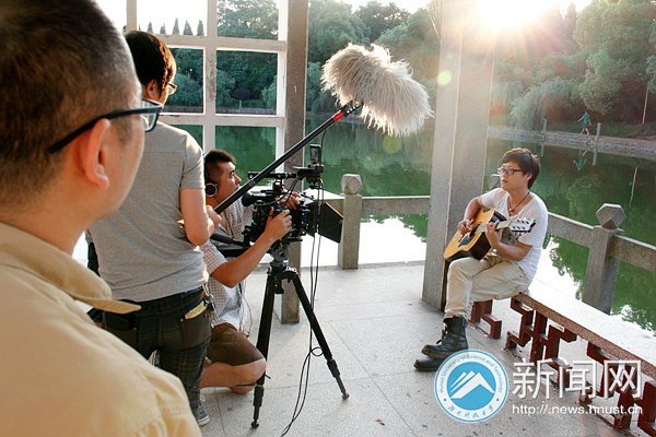 央视新闻记者来湖南科技大学采访“眼癌”学生赖庆林