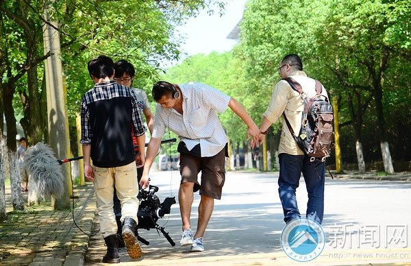 央视新闻记者来湖南科技大学采访“眼癌”学生赖庆林