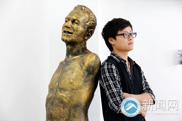 央视新闻记者来湖南科技大学采访“眼癌”学生赖庆林