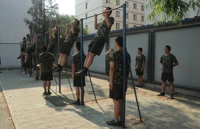 国防生毕业考核展过硬军事素质