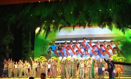 百名学生代表观看鹦哥岭歌舞剧《执着》