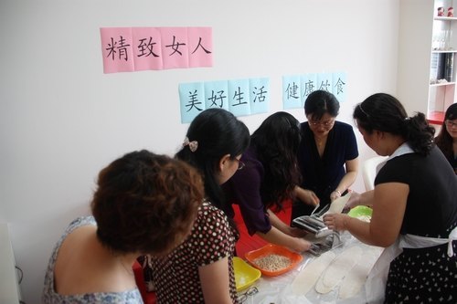 社会科学部举行做“精致女人”系列活动