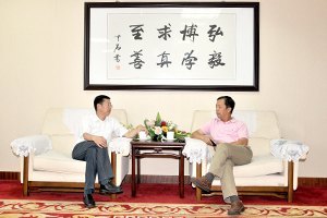 泰山玻璃纤维有限公司党委书记苏逵来济南大学洽谈合作