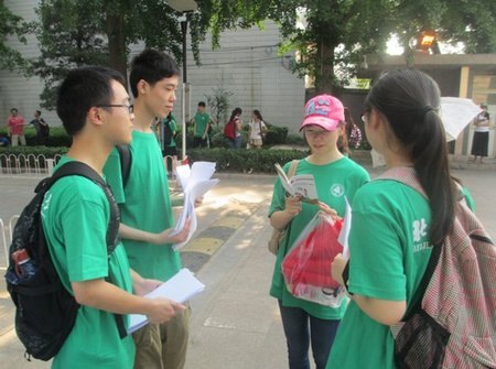 学生暑期实践团开展汽车尾气调查