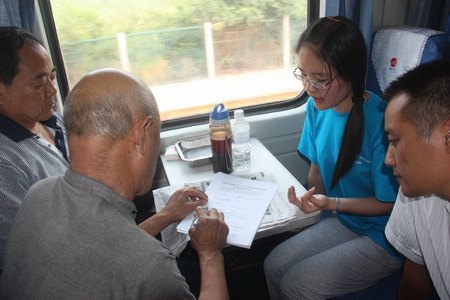 绿色长征5:黄金海岸团乘车途中宣传环保